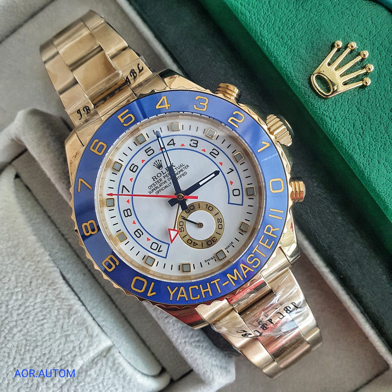 Rolex Yacht-Master 40mm con caja de acero inoxidable, bisel azul y esfera blanca. El reloj combina estilo y resistencia, ideal para actividades acuáticas y momentos especiales.