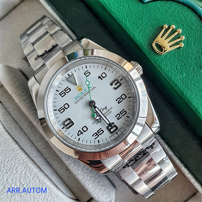 Rolex Explorer con caja de acero inoxidable y esfera blanca. Este reloj de lujo es ideal para aquellos que buscan una opción duradera y elegante para cualquier ocasión.
