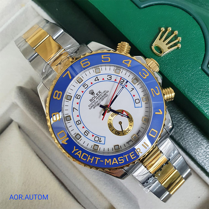 Rolex Yacht-Master en acero inoxidable y oro, con detalles en azul y dorado, diseñado para quienes buscan lujo y funcionalidad en un reloj deportivo.
