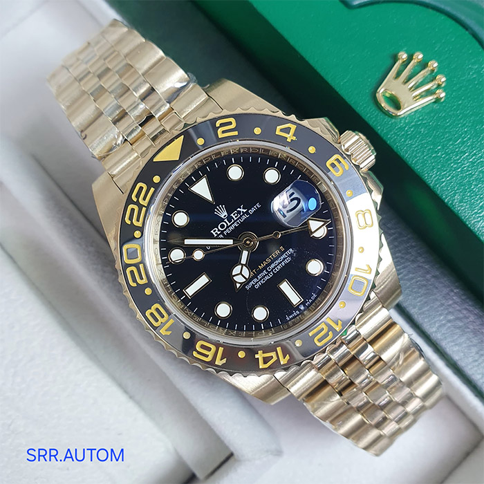 Rolex GMT-Master II en acero inoxidable y detalles en oro, con esfera negra y bisel amarillo, ideal para quienes necesitan un reloj elegante y práctico con función de doble zona horaria.