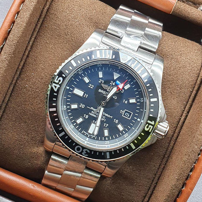 Reloj Breitling Superocean Automatic con diseño clásico, caja de acero inoxidable y resistencia al agua.