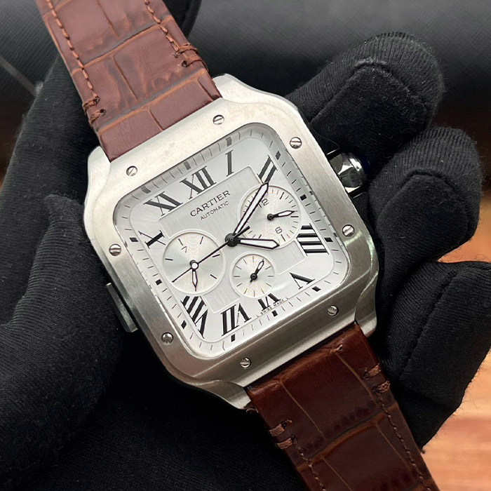 Cartier Santos Automatic 40mm con caja cuadrada de acero inoxidable, correa de cuero marrón, esfera blanca con números romanos, reloj de lujo con estilo clásico.