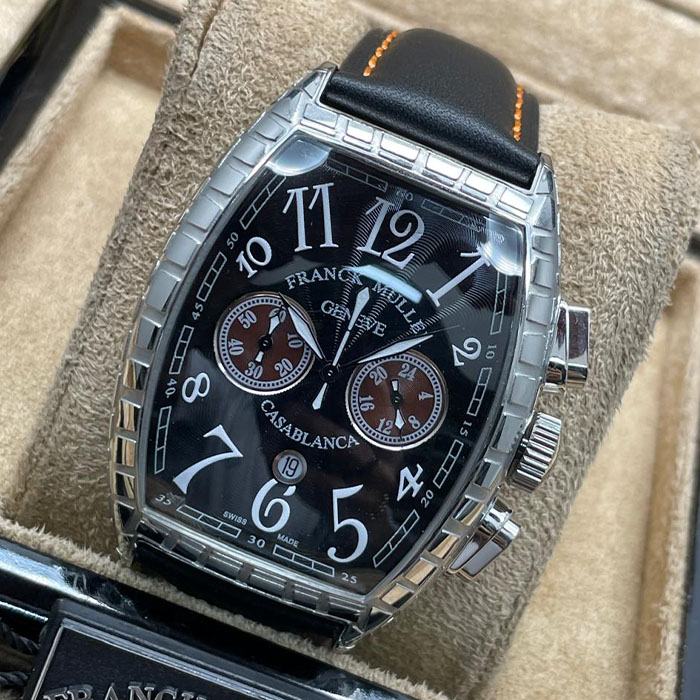 Franck Muller Geneve Casablanca, reloj de lujo con correa de cuero negra, números llamativos y esfera detallada en colores contrastantes, ideal para destacar en cualquier ocasión.