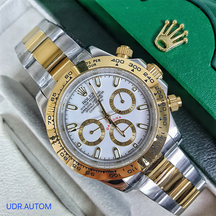 Rolex Daytona en acero inoxidable con detalles en oro amarillo y esfera blanca, cronógrafo de alta precisión con diseño deportivo.