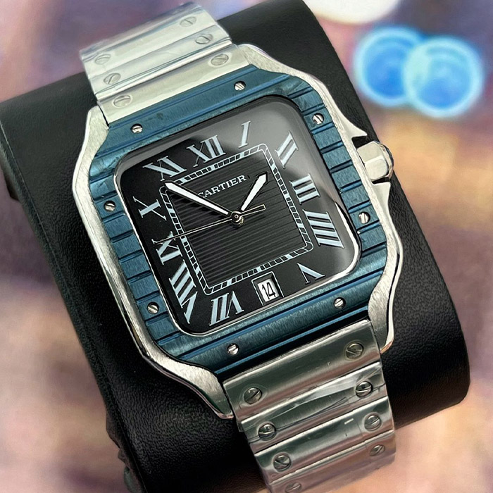 Cartier Santos 38mm automático con caja cuadrada de acero inoxidable, correa metálica, esfera negra con números romanos, reloj de lujo con estilo atemporal.
