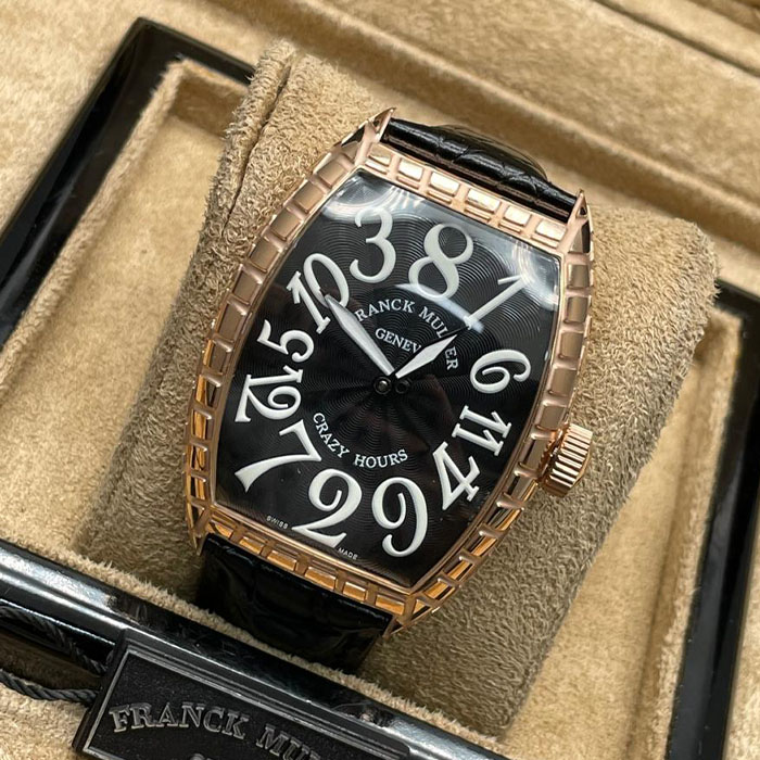 Franck Muller Geneve Crazy Hours, reloj de lujo con números desordenados, correa de cuero negra y detalles en caja de acero, una pieza única que redefine la concepción del tiempo.