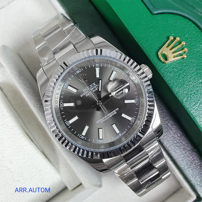 "Reloj Rolex Oyster Perpetual Datejust Superlative Chronometer con esfera gris, brazalete Oyster de acero inoxidable, bisel estriado, función de fecha y cristal de zafiro."