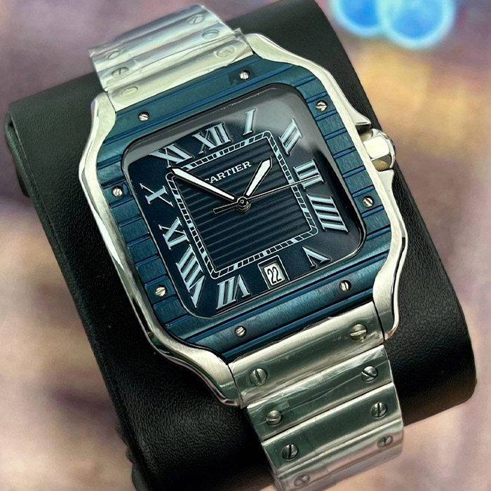 Cartier Santos 38mm Automático con caja cuadrada de acero inoxidable, correa metálica, esfera azul con números romanos. Un reloj de lujo y diseño atemporal.