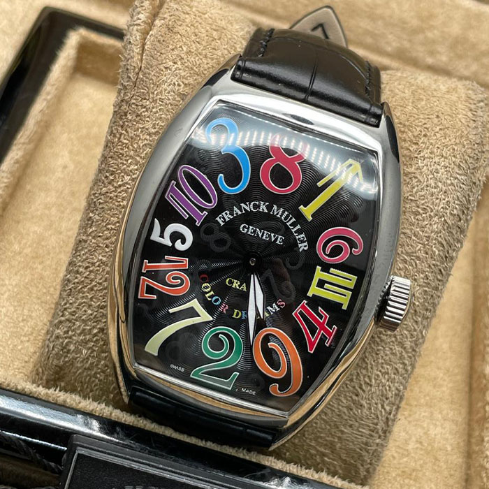 Franck Muller Geneve Color Dreams, reloj de lujo con números multicolores, correa de cuero negra y caja de acero inoxidable, diseño único para quienes buscan destacarse con elegancia.