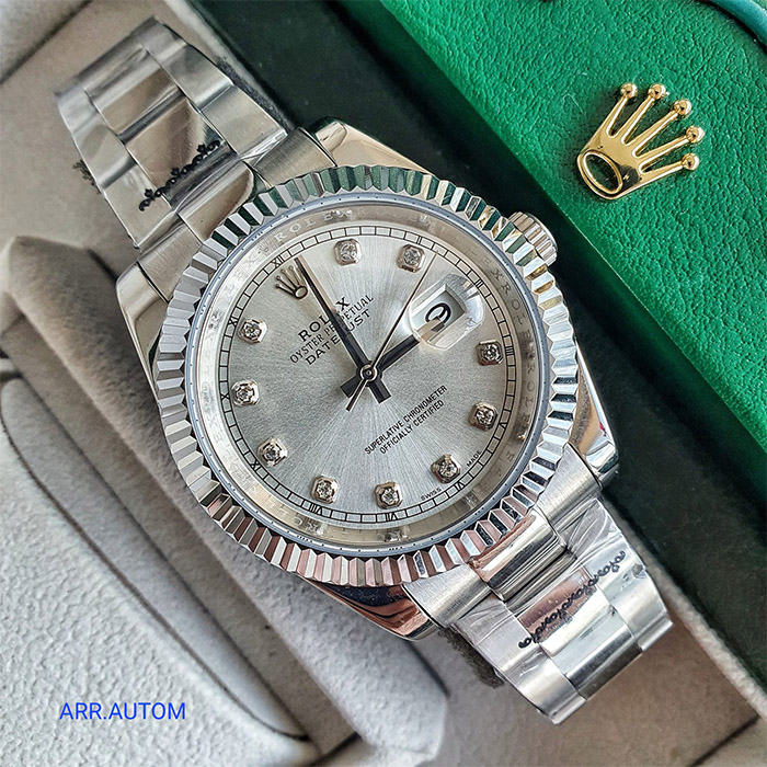 "Reloj Rolex Oyster Perpetual Datejust Superlative Chronometer con esfera plateada, marcadores de diamantes, brazalete Oyster de acero inoxidable, bisel estriado, función de fecha y cristal de zafiro."